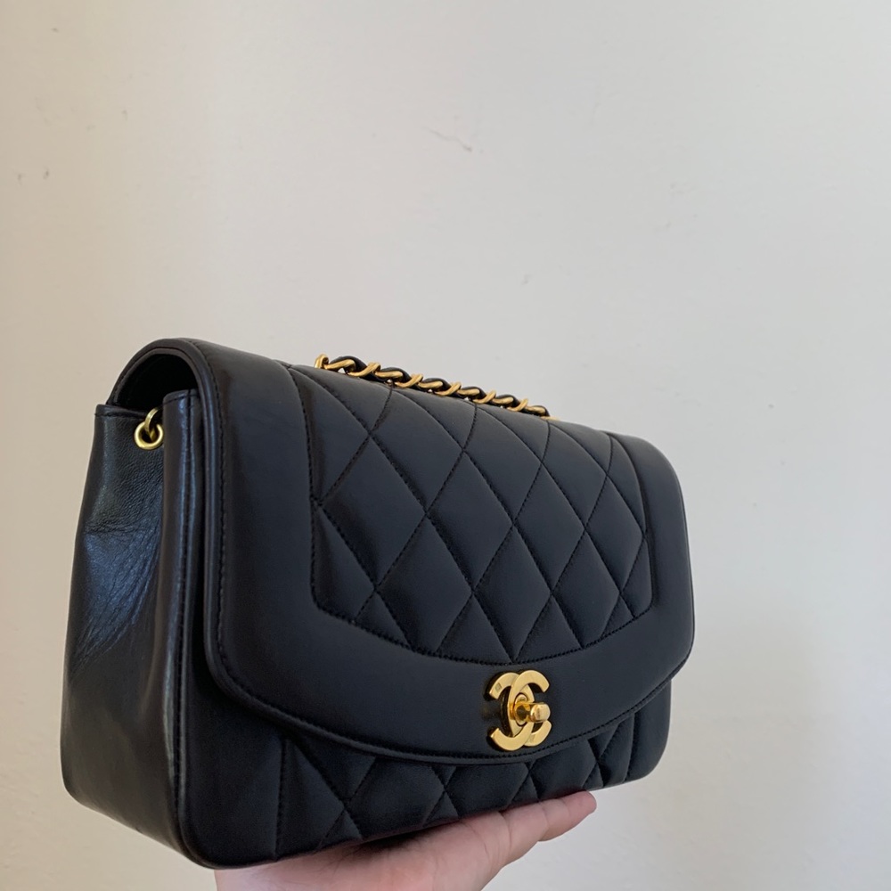 ❌RESERVED❌ Chanel Small black lambskin Diana - Picture 2 of 12